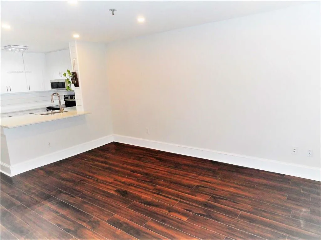 300 Johnson Ferry Road Ne Unit A206, Atlanta, Georgia 30328, 1 Bedroom Bedrooms, ,1 BathroomBathrooms,Residential,Sold,300 Johnson Ferry Road Ne Unit A206,6071054