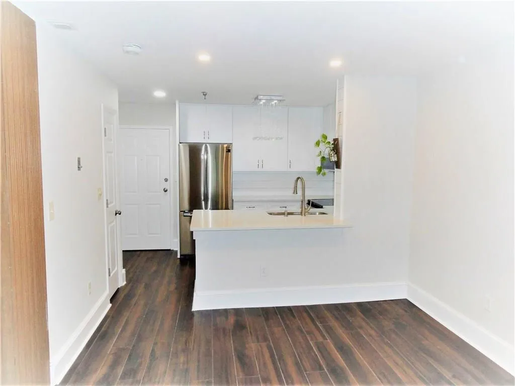 300 Johnson Ferry Road Ne Unit A206, Atlanta, Georgia 30328, 1 Bedroom Bedrooms, ,1 BathroomBathrooms,Residential,Sold,300 Johnson Ferry Road Ne Unit A206,6071054