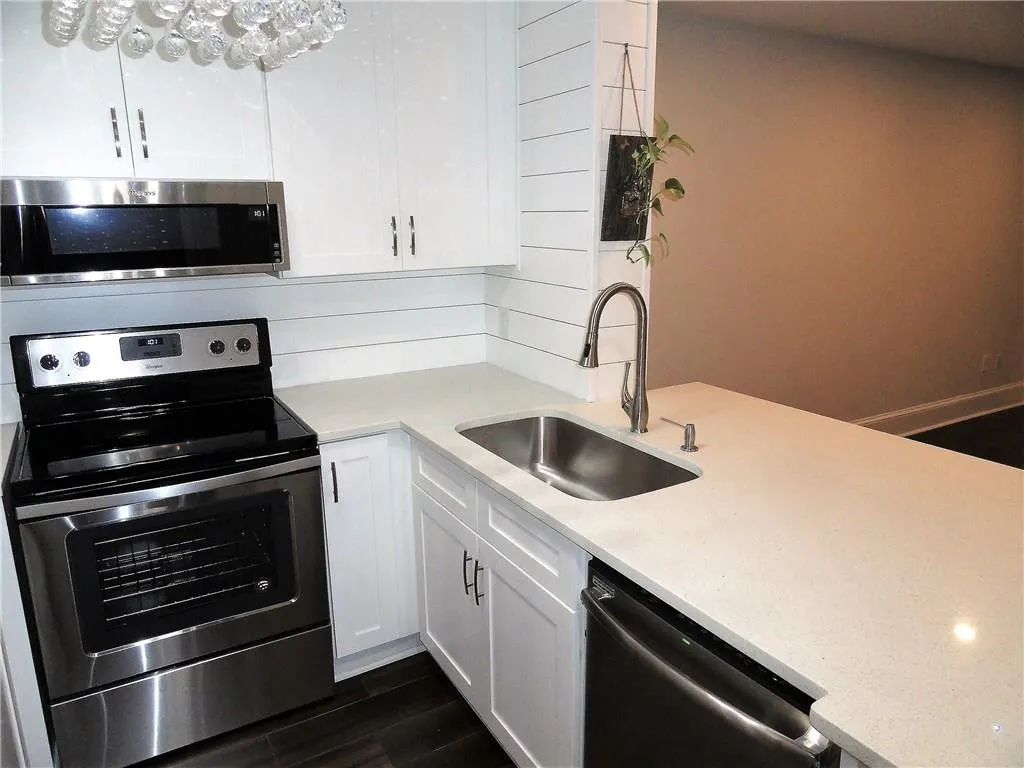 300 Johnson Ferry Road Ne Unit A206, Atlanta, Georgia 30328, 1 Bedroom Bedrooms, ,1 BathroomBathrooms,Residential,Sold,300 Johnson Ferry Road Ne Unit A206,6071054