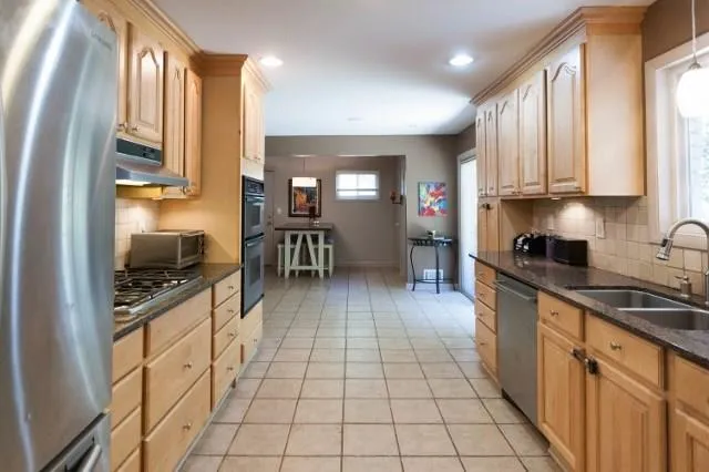 725 Edgewater Trail, Sandy Springs, Georgia 30328, 4 Bedrooms Bedrooms, ,3 BathroomsBathrooms,Residential,Sold,725 Edgewater Trail,5608466