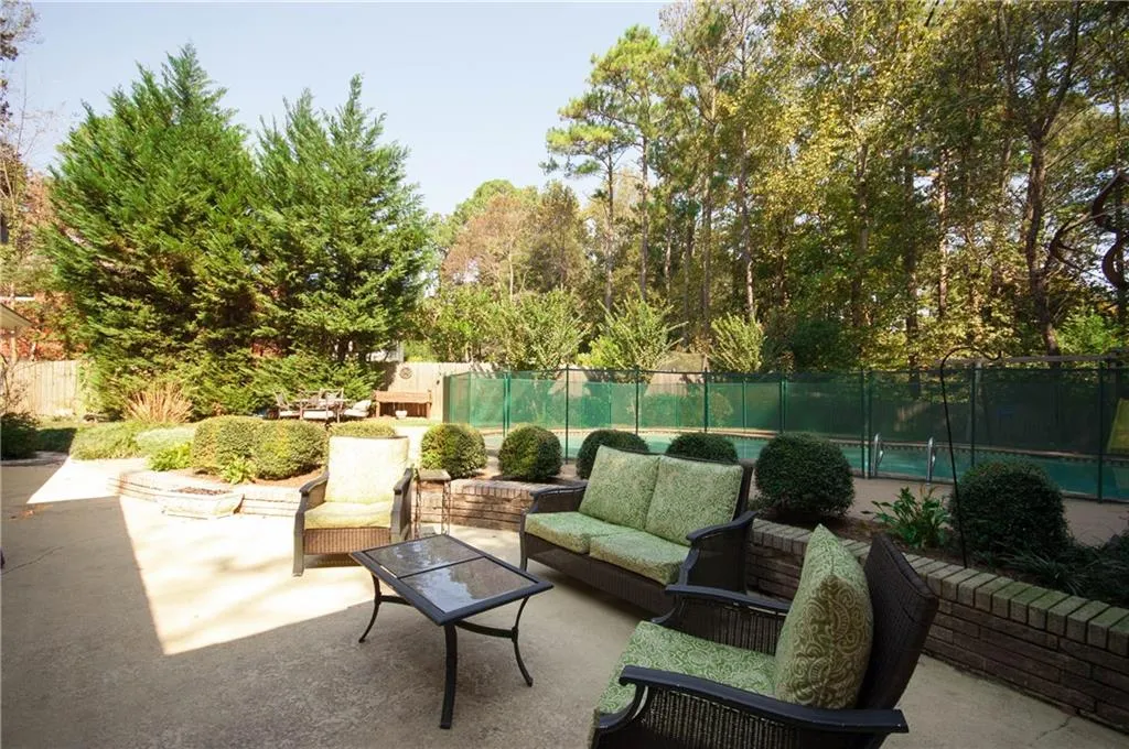 725 Edgewater Trail, Sandy Springs, Georgia 30328, 4 Bedrooms Bedrooms, ,3 BathroomsBathrooms,Residential,Sold,725 Edgewater Trail,5608466