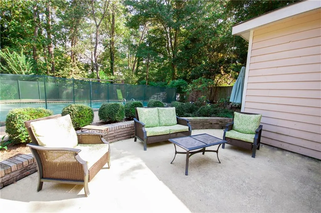 725 Edgewater Trail, Sandy Springs, Georgia 30328, 4 Bedrooms Bedrooms, ,3 BathroomsBathrooms,Residential,Sold,725 Edgewater Trail,5608466