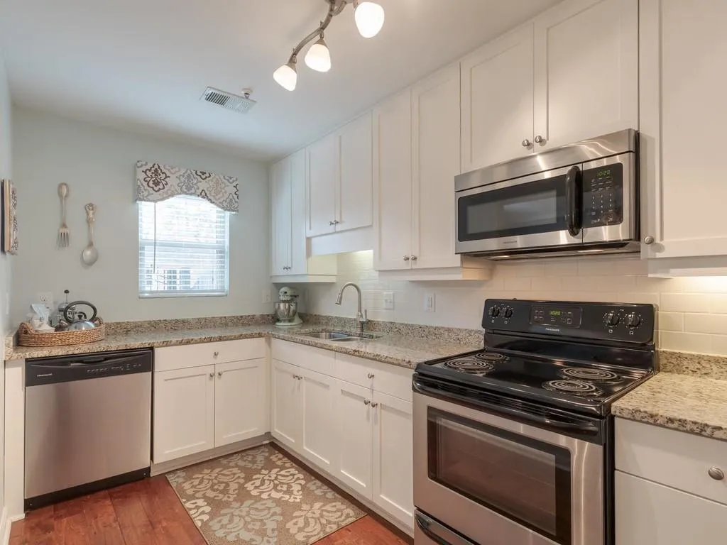 215 Winding River Drive Unit C, Sandy Springs, Georgia 30350, 2 Bedrooms Bedrooms, ,2 BathroomsBathrooms,Residential,Sold,215 Winding River Drive Unit C,6526215