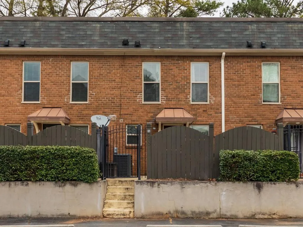 215 Winding River Drive Unit C, Sandy Springs, Georgia 30350, 2 Bedrooms Bedrooms, ,2 BathroomsBathrooms,Residential,Sold,215 Winding River Drive Unit C,6526215
