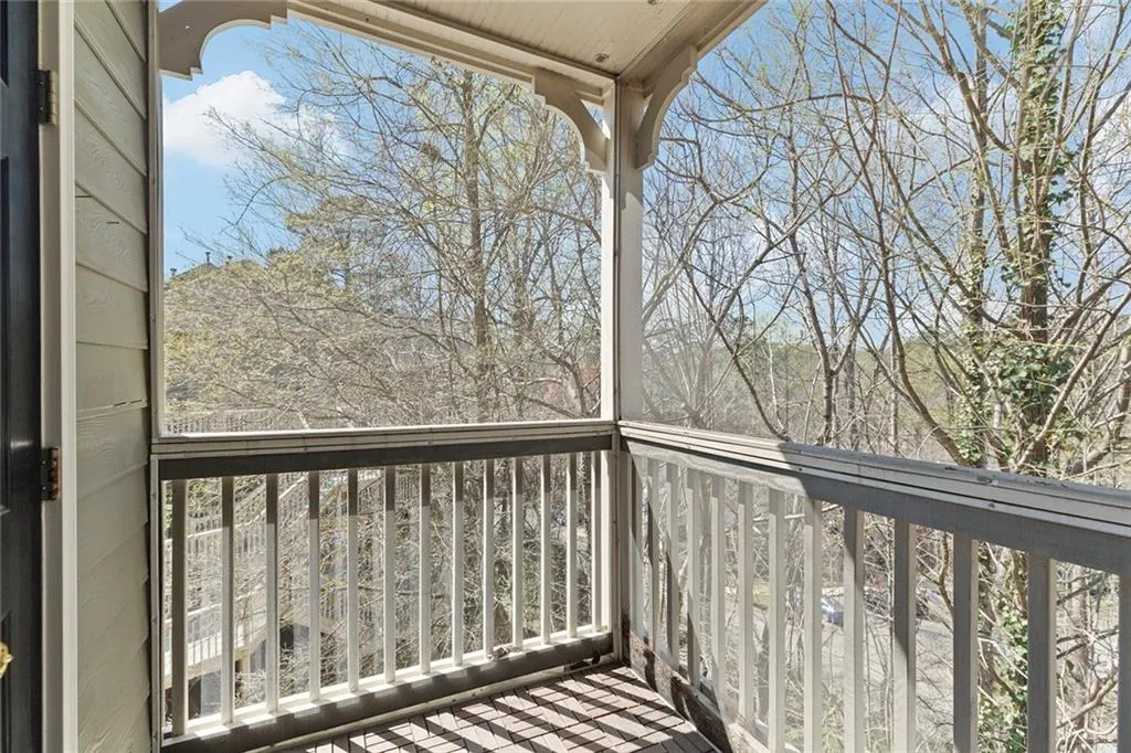 overlooks wooded area