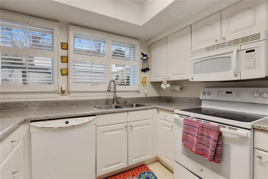 7300 Cardigan Circle, Sandy Springs, Georgia 30342, 2 Bedrooms Bedrooms, ,2 BathroomsBathrooms,Residential,Sold,7300 Cardigan Circle,6855527