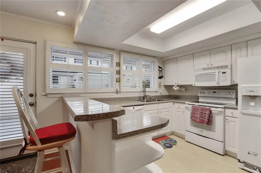 7300 Cardigan Circle, Sandy Springs, Georgia 30342, 2 Bedrooms Bedrooms, ,2 BathroomsBathrooms,Residential,Sold,7300 Cardigan Circle,6855527