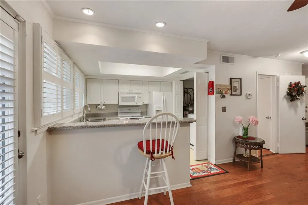 7300 Cardigan Circle, Sandy Springs, Georgia 30342, 2 Bedrooms Bedrooms, ,2 BathroomsBathrooms,Residential,Sold,7300 Cardigan Circle,6855527