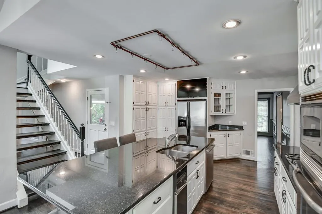 390 River Valley Road, Atlanta, Georgia 30328, 4 Bedrooms Bedrooms, ,4 BathroomsBathrooms,Residential,Sold,390 River Valley Road,6010545