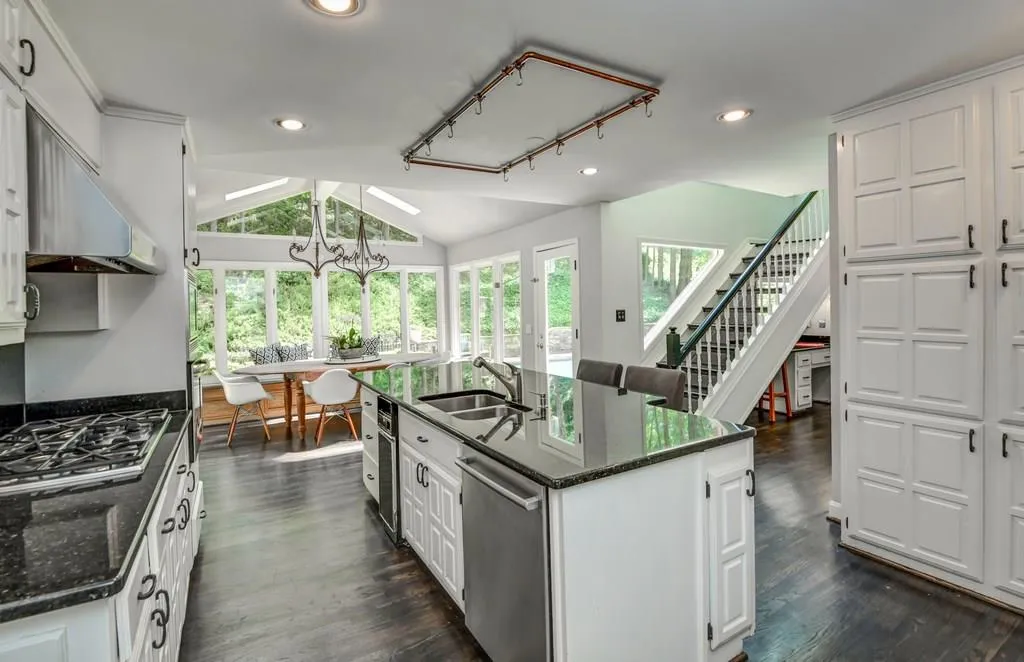 390 River Valley Road, Atlanta, Georgia 30328, 4 Bedrooms Bedrooms, ,4 BathroomsBathrooms,Residential,Sold,390 River Valley Road,6010545