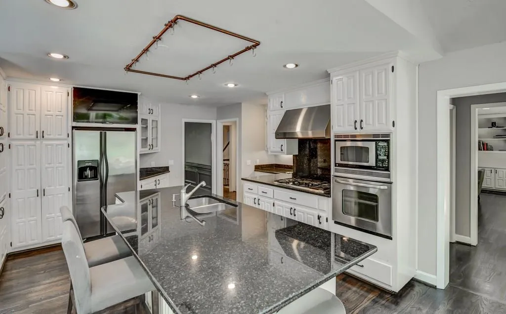 390 River Valley Road, Atlanta, Georgia 30328, 4 Bedrooms Bedrooms, ,4 BathroomsBathrooms,Residential,Sold,390 River Valley Road,6010545