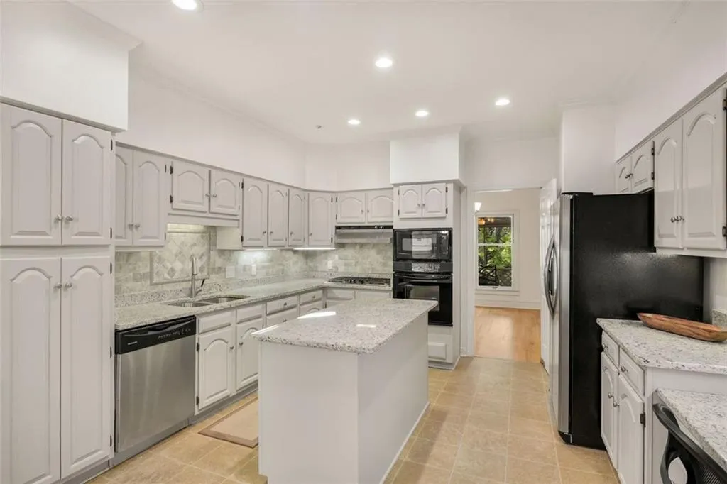 5680 River Oaks Place, Atlanta, Georgia 30327, 2 Bedrooms Bedrooms, ,2 BathroomsBathrooms,Residential,Sold,5680 River Oaks Place,7042879