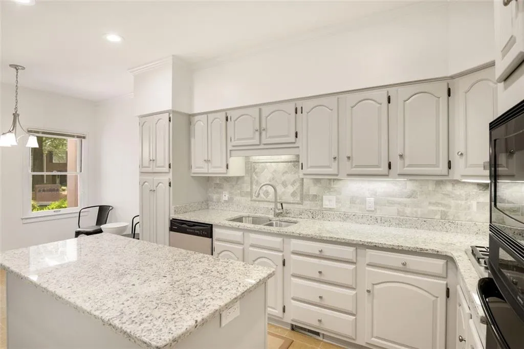 5680 River Oaks Place, Atlanta, Georgia 30327, 2 Bedrooms Bedrooms, ,2 BathroomsBathrooms,Residential,Sold,5680 River Oaks Place,7042879