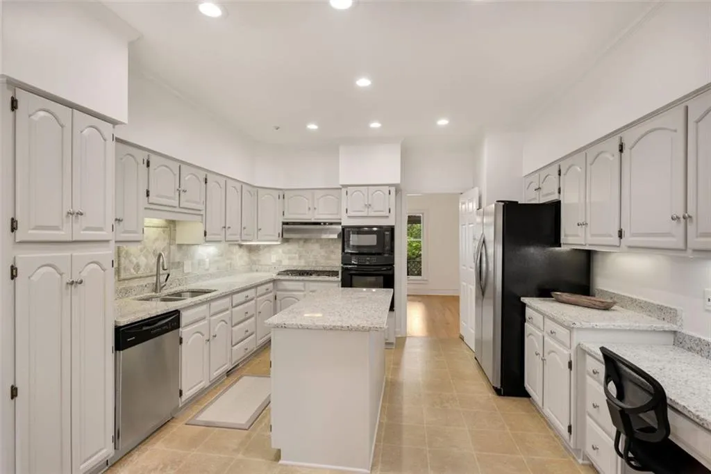 5680 River Oaks Place, Atlanta, Georgia 30327, 2 Bedrooms Bedrooms, ,2 BathroomsBathrooms,Residential,Sold,5680 River Oaks Place,7042879