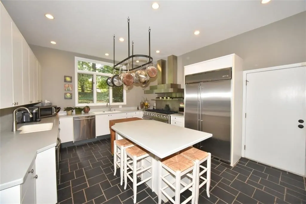 105 River North Drive, Sandy Springs, Georgia 30328, 4 Bedrooms Bedrooms, ,2 BathroomsBathrooms,Residential,Sold,105 River North Drive,5605753