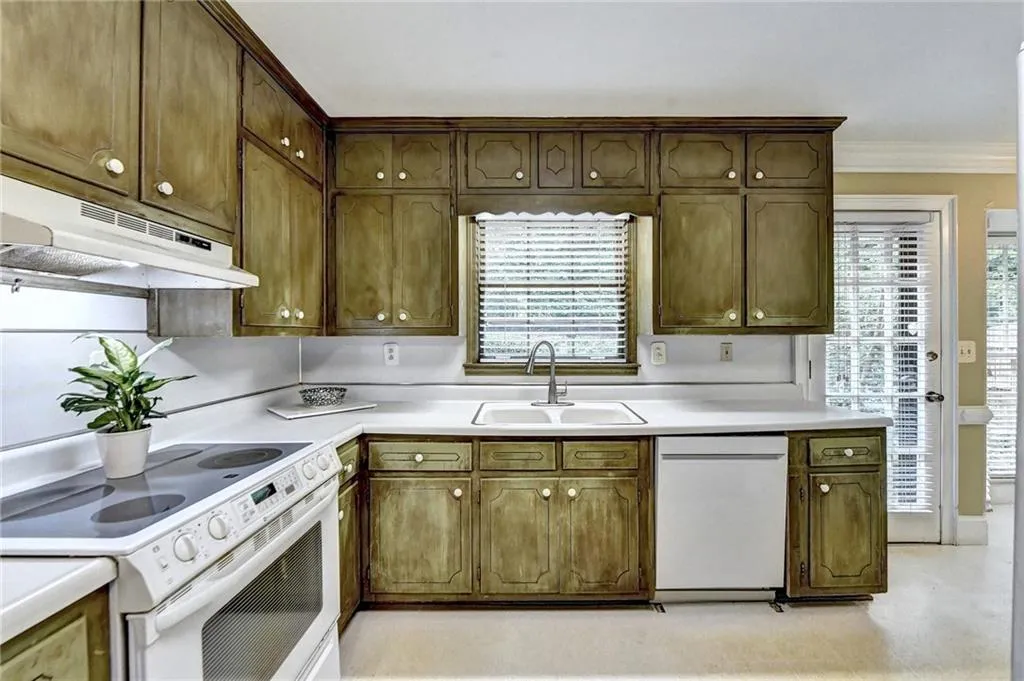 1240 Spalding Drive, Sandy Springs, Georgia 30350, 3 Bedrooms Bedrooms, ,3 BathroomsBathrooms,Residential,Sold,1240 Spalding Drive,7252032