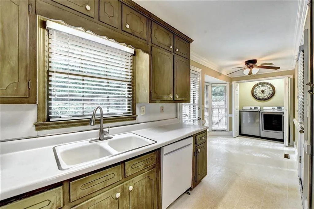 1240 Spalding Drive, Sandy Springs, Georgia 30350, 3 Bedrooms Bedrooms, ,3 BathroomsBathrooms,Residential,Sold,1240 Spalding Drive,7252032