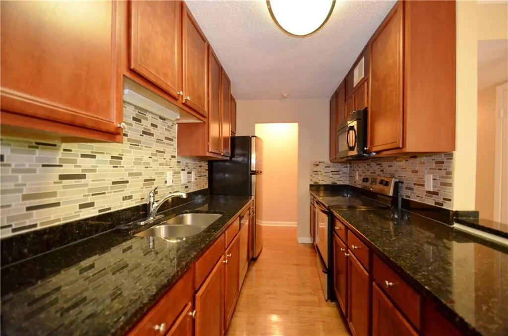 5095 Roswell Road Unit 304, Atlanta, Georgia 30342, 2 Bedrooms Bedrooms, ,2 BathroomsBathrooms,Residential,Sold,5095 Roswell Road Unit 304,6009021