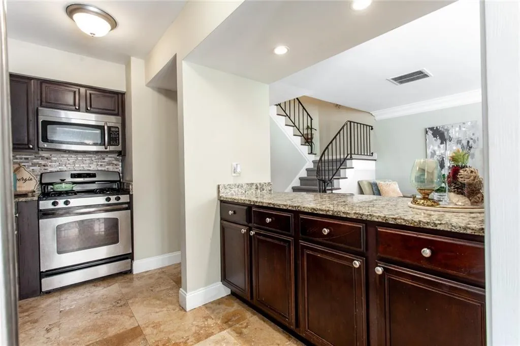 6980 Roswell Road Unit B7, Sandy Springs, Georgia 30328, 2 Bedrooms Bedrooms, ,2 BathroomsBathrooms,Residential,Sold,6980 Roswell Road Unit B7,6905812