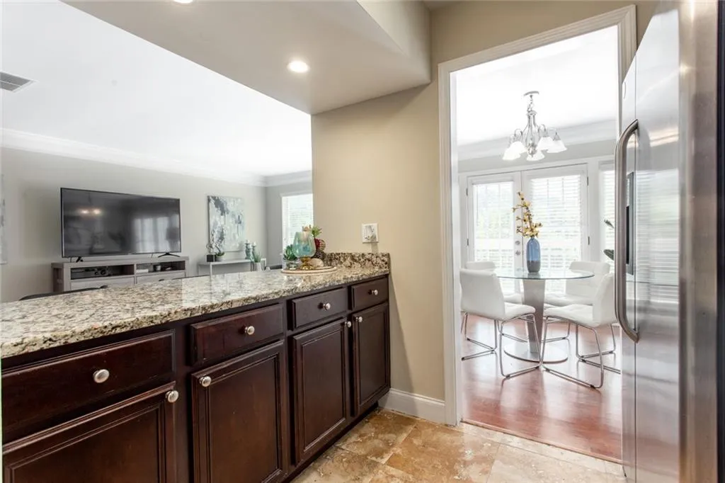 6980 Roswell Road Unit B7, Sandy Springs, Georgia 30328, 2 Bedrooms Bedrooms, ,2 BathroomsBathrooms,Residential,Sold,6980 Roswell Road Unit B7,6905812