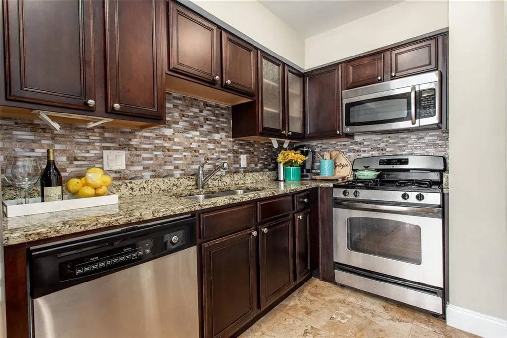 6980 Roswell Road Unit B7, Sandy Springs, Georgia 30328, 2 Bedrooms Bedrooms, ,2 BathroomsBathrooms,Residential,Sold,6980 Roswell Road Unit B7,6905812