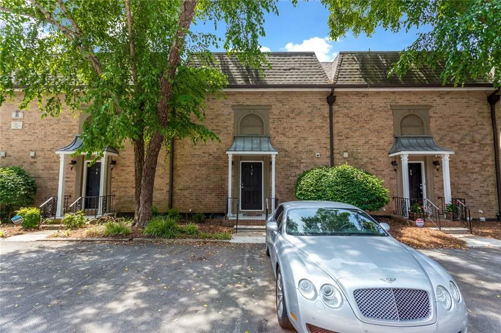 6980 Roswell Road Unit B7, Sandy Springs, Georgia 30328, 2 Bedrooms Bedrooms, ,2 BathroomsBathrooms,Residential,Sold,6980 Roswell Road Unit B7,6905812