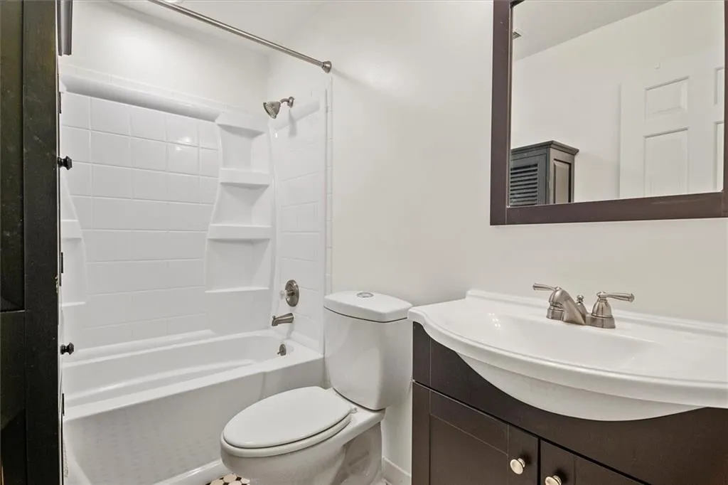 415 The North Chace Unit 415, Sandy Springs, Georgia 30328, 3 Bedrooms Bedrooms, ,2 BathroomsBathrooms,Residential,Sold,415 The North Chace Unit 415,6925234