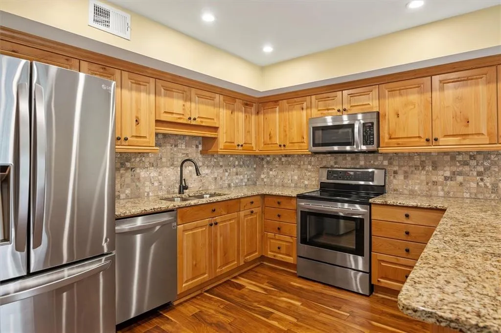 415 The North Chace Unit 415, Sandy Springs, Georgia 30328, 3 Bedrooms Bedrooms, ,2 BathroomsBathrooms,Residential,Sold,415 The North Chace Unit 415,6925234