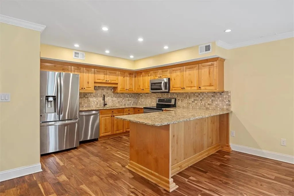 415 The North Chace Unit 415, Sandy Springs, Georgia 30328, 3 Bedrooms Bedrooms, ,2 BathroomsBathrooms,Residential,Sold,415 The North Chace Unit 415,6925234