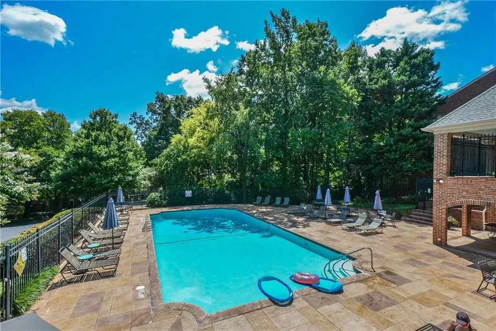 415 The North Chace Unit 415, Sandy Springs, Georgia 30328, 3 Bedrooms Bedrooms, ,2 BathroomsBathrooms,Residential,Sold,415 The North Chace Unit 415,6925234
