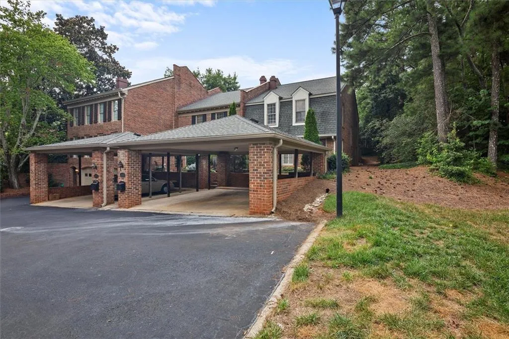 415 The North Chace Unit 415, Sandy Springs, Georgia 30328, 3 Bedrooms Bedrooms, ,2 BathroomsBathrooms,Residential,Sold,415 The North Chace Unit 415,6925234