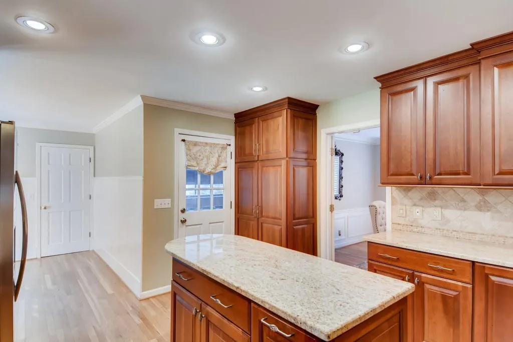 6915 Hunters Knoll, Sandy Springs, Georgia 30328, 4 Bedrooms Bedrooms, ,3 BathroomsBathrooms,Residential,Sold,6915 Hunters Knoll,6623794