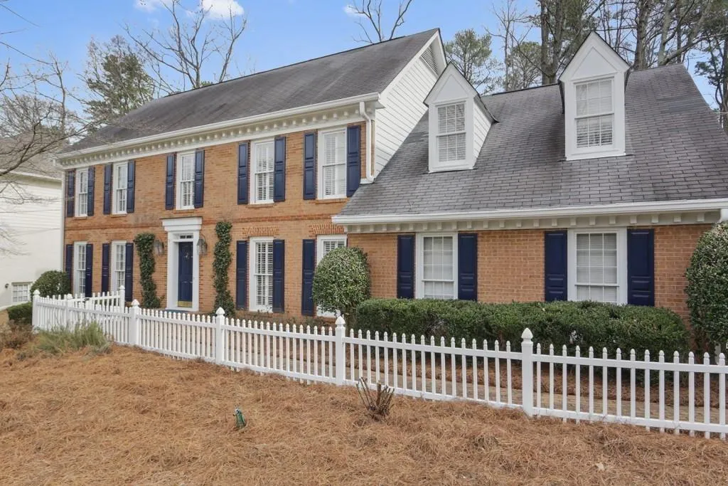 6915 Hunters Knoll, Sandy Springs, Georgia 30328, 4 Bedrooms Bedrooms, ,3 BathroomsBathrooms,Residential,Sold,6915 Hunters Knoll,6623794