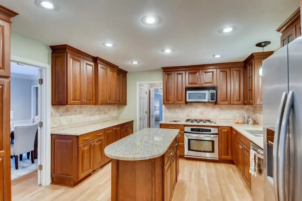 6915 Hunters Knoll, Sandy Springs, Georgia 30328, 4 Bedrooms Bedrooms, ,3 BathroomsBathrooms,Residential,Sold,6915 Hunters Knoll,6623794