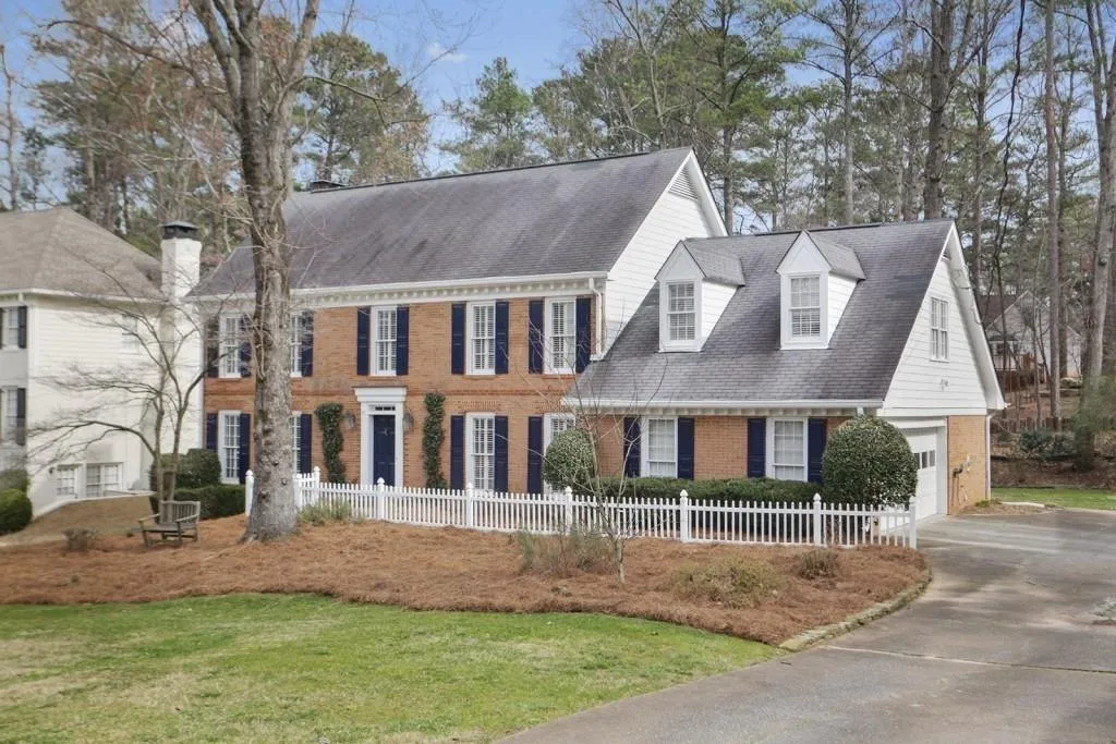 6915 Hunters Knoll, Sandy Springs, Georgia 30328, 4 Bedrooms Bedrooms, ,3 BathroomsBathrooms,Residential,Sold,6915 Hunters Knoll,6623794