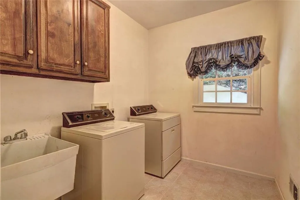 2940 Coles Way, Sandy Springs, Georgia 30350, 6 Bedrooms Bedrooms, ,4 BathroomsBathrooms,Residential,Sold,2940 Coles Way,7087343