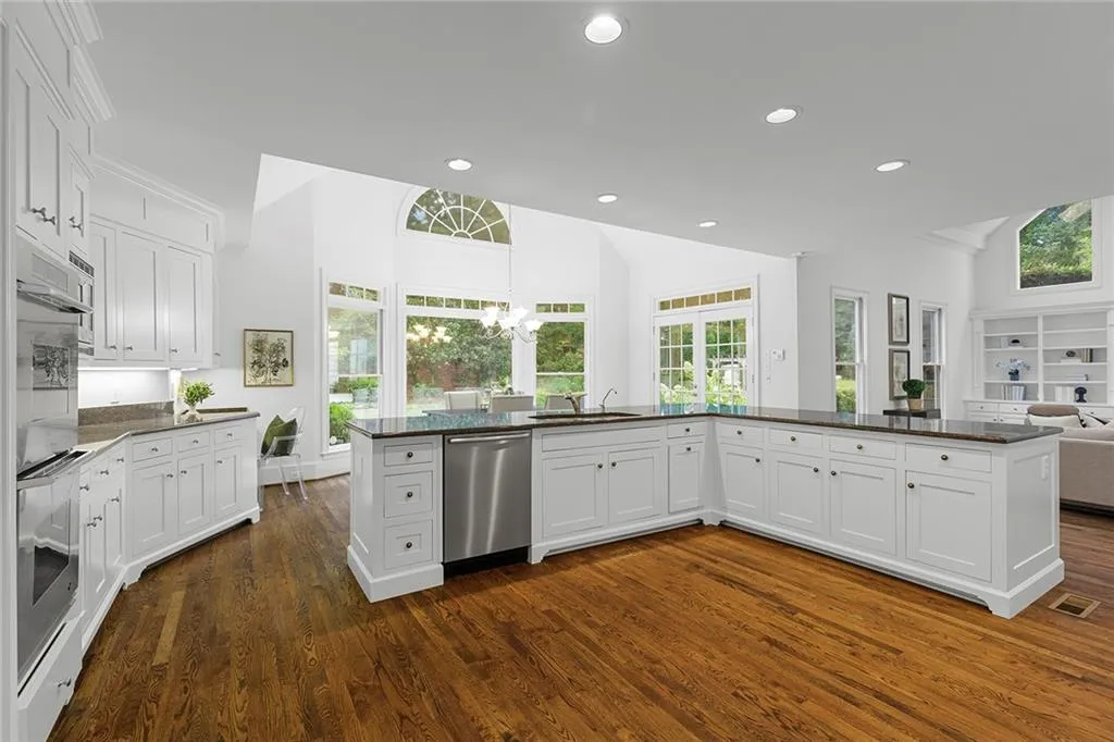 5760 Powers Ferry Road, Sandy Springs, Georgia 30327, 5 Bedrooms Bedrooms, ,4 BathroomsBathrooms,Residential,Sold,5760 Powers Ferry Road,7110893