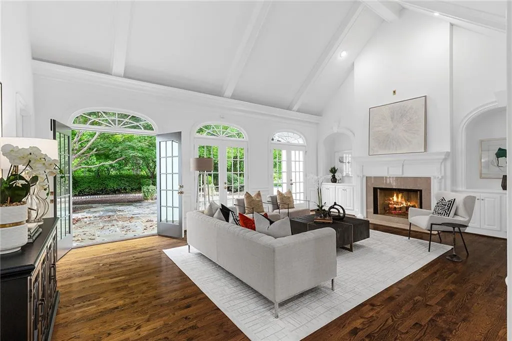 5760 Powers Ferry Road, Sandy Springs, Georgia 30327, 5 Bedrooms Bedrooms, ,4 BathroomsBathrooms,Residential,Sold,5760 Powers Ferry Road,7110893