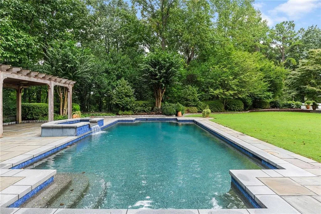 5760 Powers Ferry Road, Sandy Springs, Georgia 30327, 5 Bedrooms Bedrooms, ,4 BathroomsBathrooms,Residential,Sold,5760 Powers Ferry Road,7110893