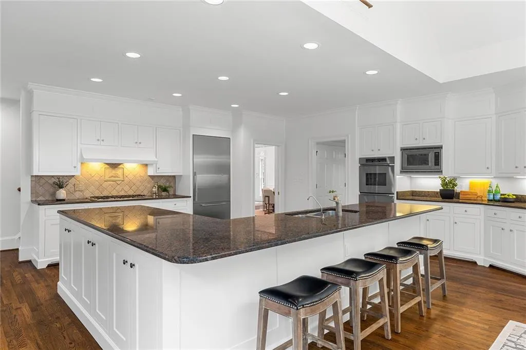 5760 Powers Ferry Road, Sandy Springs, Georgia 30327, 5 Bedrooms Bedrooms, ,4 BathroomsBathrooms,Residential,Sold,5760 Powers Ferry Road,7110893