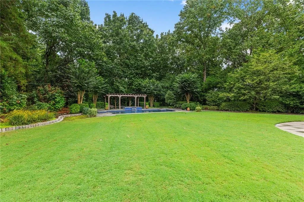 5760 Powers Ferry Road, Sandy Springs, Georgia 30327, 5 Bedrooms Bedrooms, ,4 BathroomsBathrooms,Residential,Sold,5760 Powers Ferry Road,7110893