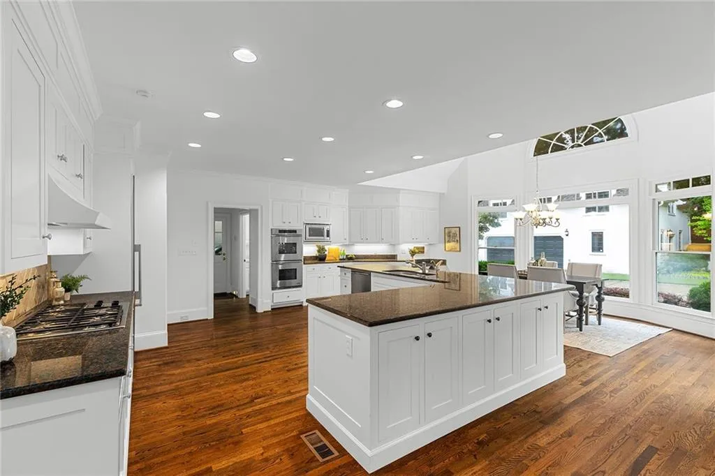 5760 Powers Ferry Road, Sandy Springs, Georgia 30327, 5 Bedrooms Bedrooms, ,4 BathroomsBathrooms,Residential,Sold,5760 Powers Ferry Road,7110893