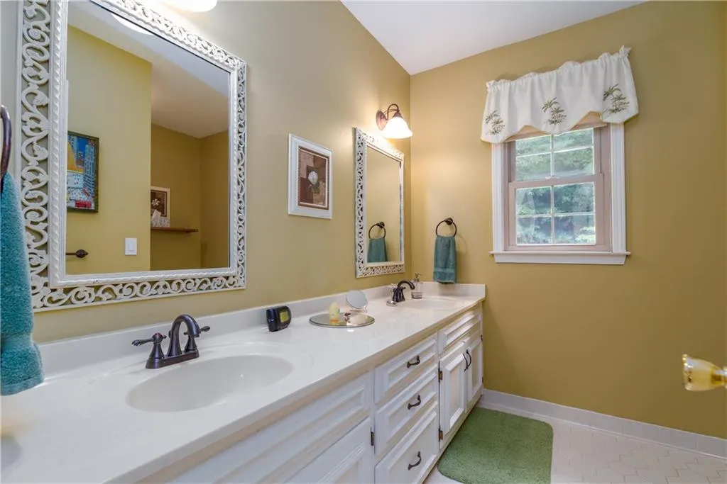 7740 Dunvegan Close, Sandy Springs, Georgia 30350, 4 Bedrooms Bedrooms, ,4 BathroomsBathrooms,Residential,Sold,7740 Dunvegan Close,6881750