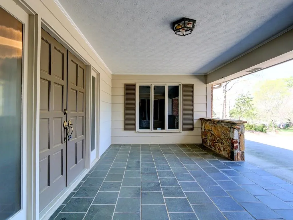 456 Riverhill Drive, Sandy Springs, Georgia 30328, 3 Bedrooms Bedrooms, ,2 BathroomsBathrooms,Residential,Sold,456 Riverhill Drive,5667012