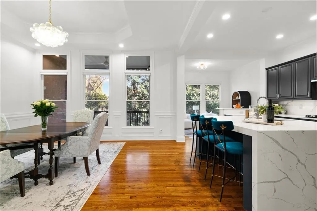 Open floorplan - plenty of room for 12+ seating.