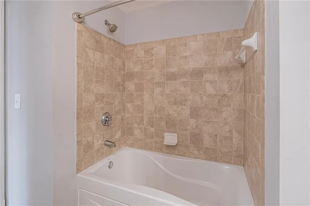 Bathroom with tiled shower / bath