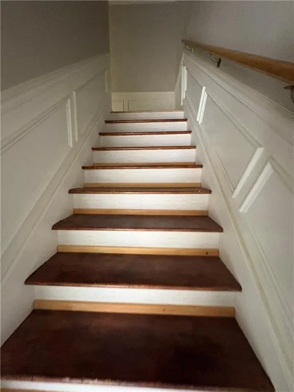Stairs with a decorative wall