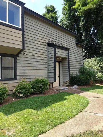 View of front facade with a front lawn