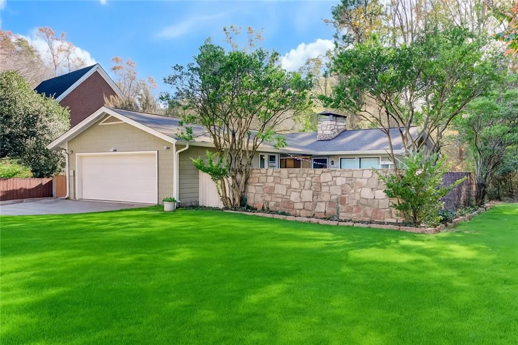 Garage/driveway on Bransford side
