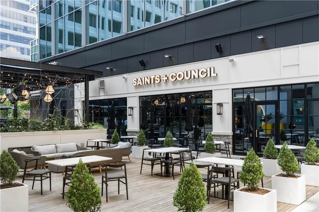 Outdoor dining near by.  Why cook???